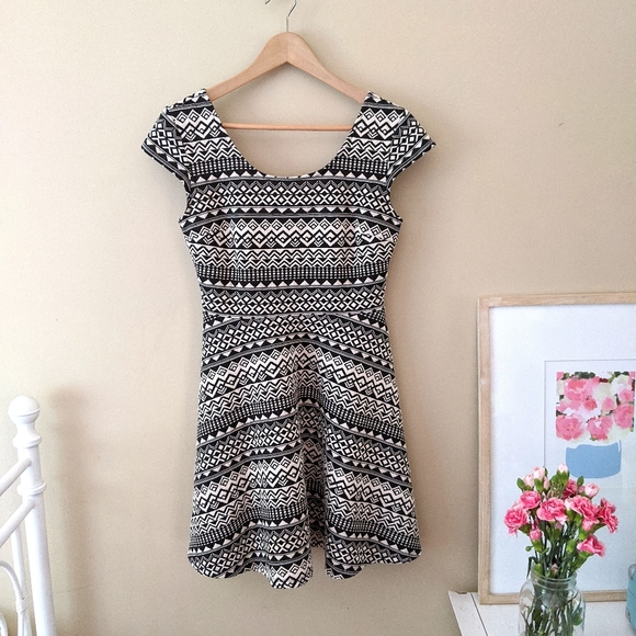 black & offwhite abstract print fit & flare dress - Picture 3 of 10